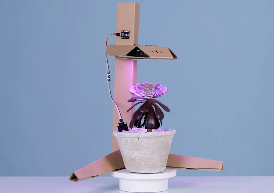 We developed this smart farm kit to teach students how to effectively build, code and operate a Smart Farm with Tokymaker. Light sensing and soil moisture sensing, automated water dispensing and much more cool features are also implemented in this kit as basic automation functions.
It also comes with a full course and step by step indications.