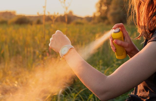 Appliquez régulièrement des répulsifs anti-moustiques sur votre peau exposée et portez des…